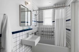 迈阿密海滩The Variety by LuxUrban的白色的浴室设有水槽和浴缸。