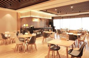 Starway Hotel Nanjing Hanzhongmen餐厅或其他用餐的地方