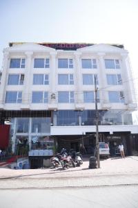 胡布利Balaji gold inn hotel的停在大楼前的两辆摩托车