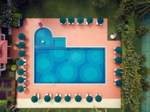 金边金边索菲特佛基拉酒店 的享有度假村游泳池的顶部景致