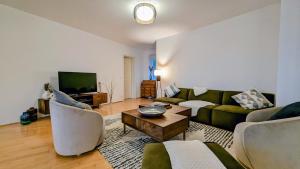 海瑞星阿莫斯LIBORIA I Villa mit Seeblick 10min vom See的客厅配有绿色沙发和桌子