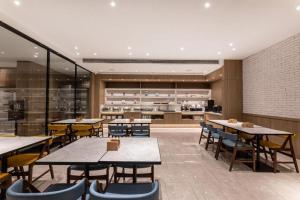 Hanting Premium Hotel Taizhou Wanda Plaza餐厅或其他用餐的地方