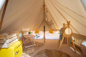 马贝拉Kampaoh Marbella的带帐篷、床和桌子的客房