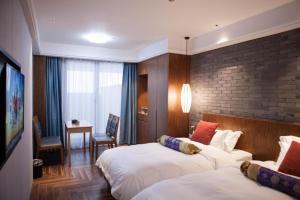 Hanting Premium Hotel Wenzhou Longwan Haicheng客房内的一张或多张床位