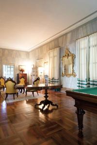 蒙塞利切卡斯特罗迪丽斯达酒店的客厅配有台球桌和椅子
