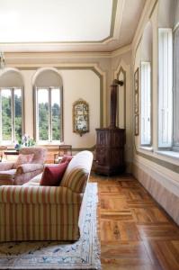 蒙塞利切卡斯特罗迪丽斯达酒店的客厅配有沙发和窗户。