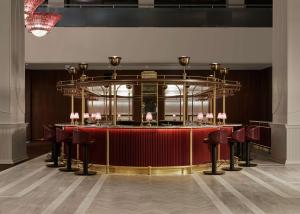 多伦多希尔顿多伦多酒店的一间酒吧,房间配有红色的桌子和椅子