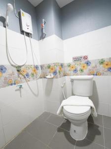 Ban Nong Sai YongRoomQuest Prachin Buri Rojana的浴室配有白色卫生间和淋浴。