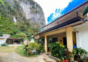 Santa MonicaRedDoorz Hostel @ Bunakidz Lodge El Nido Palawan的山底房子
