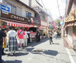 大阪Direct to Namba,Korean town201的一群人沿着街上的商店散步