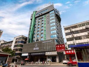 郴州Lavande Hotel Chenzhou Xinglong Walking Street的城市中心高楼