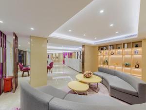 深圳Lavande Hotel Shenzhen Bay Houhai Avenue的大堂配有沙发和桌椅