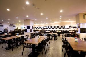 台北摩莎曼拉商旅-西门馆的一间设有木桌和椅子的餐厅