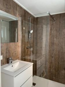 韦斯特卡佩勒Vakantiepark de Boomgaard的浴室配有白色水槽和淋浴。