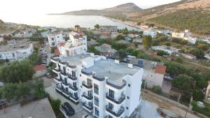 卡萨米尔GL Hotel Ksamil的享有大海旁白色大建筑的空中景致
