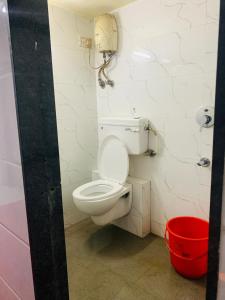 孟买Hotel Sagar Residency的浴室配有卫生间和墙上的电话