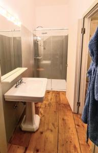 蒙塞利切卡斯特罗迪丽斯达酒店的浴室配有白色水槽和淋浴。