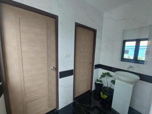 黎逸府A Day Hotel的浴室设有门、卫生间和窗户。