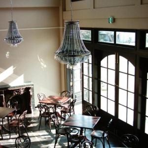 佐野市Hotel Miyoshino Annex的用餐室配有桌椅和吊灯。
