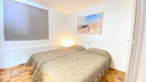 罗萨斯Verones 1b的一间白色客房内的床铺卧室