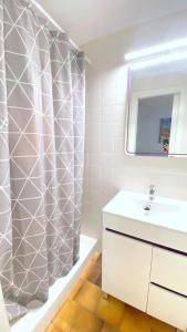 罗萨斯Verones 1b的浴室配有淋浴帘和盥洗盆。