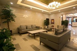 XibeiwanStarway Hotel Changji Qitai Bus Station的大厅,在大楼里设有沙发和桌子