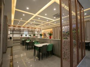 Starway Hotel Changji Qitai Bus Station餐厅或其他用餐的地方