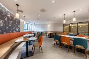 Hanting Premium Hotel Quzhuo Nanhu Plaza餐厅或其他用餐的地方