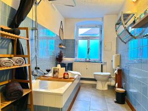 柯尼希施泰因易北Bergling Apartment im Zentrum • Netflix • Festungsblick • Obst und Wein •的蓝色瓷砖浴室设有水槽和卫生间