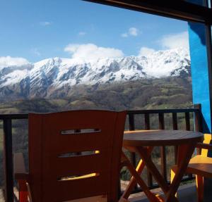 奥维多LA ALDEA SOÑADA的雪覆盖的山景阳台上的桌椅