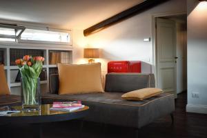 米兰Allegroitalia Montenapoleone的客厅配有沙发和桌子