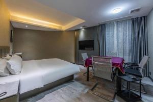 Starway Hotel Ji'an Jinggangshan Avenue People's Square客房内的一张或多张床位