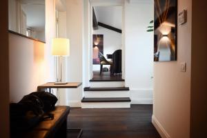 米兰Allegroitalia Montenapoleone的走廊设有楼梯、沙发和灯