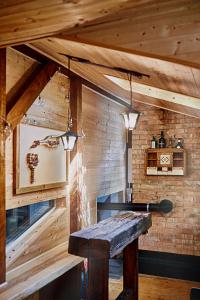 KismarosOlive Tree Forest Cabin Original的一间设有桌子和砖墙的房间