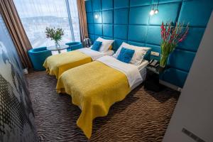 布尔诺索诺酒店的酒店客房设有两张床和窗户。