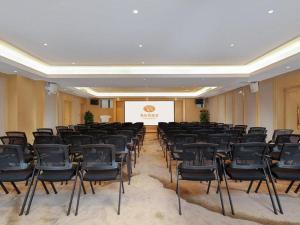 兴仁Vienna Hotel Guizhou Xingren的会议室设有椅子和投影屏幕