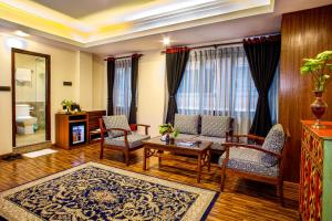 加德满都塔莱珠女精品酒店 的客厅配有沙发、椅子和桌子