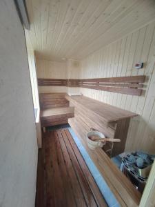 巴拉通雷勒City panzió的一间铺有木地板的小型桑拿浴室和一个浴缸