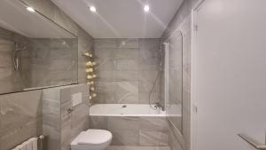 安纳马斯Chambre d'hôte - hypercentre的带浴缸、卫生间和淋浴的浴室。