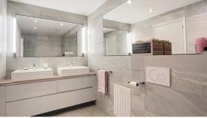 安纳马斯Chambre d'hôte - hypercentre的一间带两个盥洗盆和大镜子的浴室