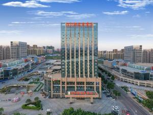 梧州Venus Royal Hotel Guangxi Wuzhou Sanqicheng Meiguihu Park的城市高楼高楼高楼景