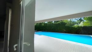 GualeguaychúCasa Quinta Moderna - Country Golf的透过窗户可欣赏到游泳池的景色
