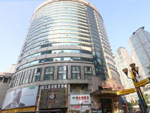 重庆Vienna Hotel Chongqing Jiefangbei Hongyadong的城市中心高楼