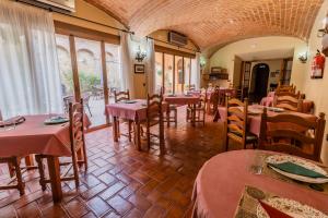 阿兰赫Hotel Rural La Sinforosa的一间在房间内配有桌椅的餐厅