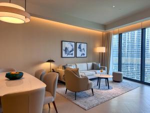 迪拜Luxury 3-bedroom apartment with a stunning view of the Burj Khalifa and the Fountain的客厅配有沙发和桌子