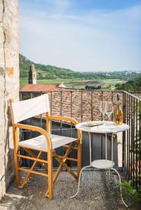 阿尔库阿佩特拉尔卡Casa Zorzi的阳台配有一张桌子和两把椅子