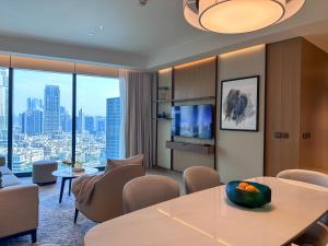 迪拜Luxury 3-bedroom apartment with a stunning view of the Burj Khalifa and the Fountain的客厅配有桌椅
