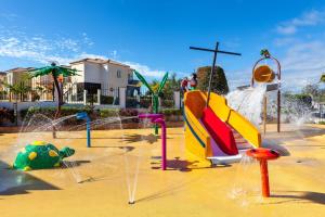 圣地亚哥港Landmar Costa los Gigantes的一个带滑梯水上公园的游乐场
