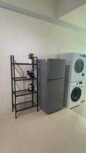 斯里曼绒R&R Manjung Guest House at Pangsapuri Samudera的洗衣房配有洗衣机和洗衣机