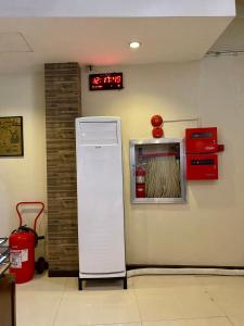 马尼拉Asiatel Airport Hotel的墙上挂钟的冰箱